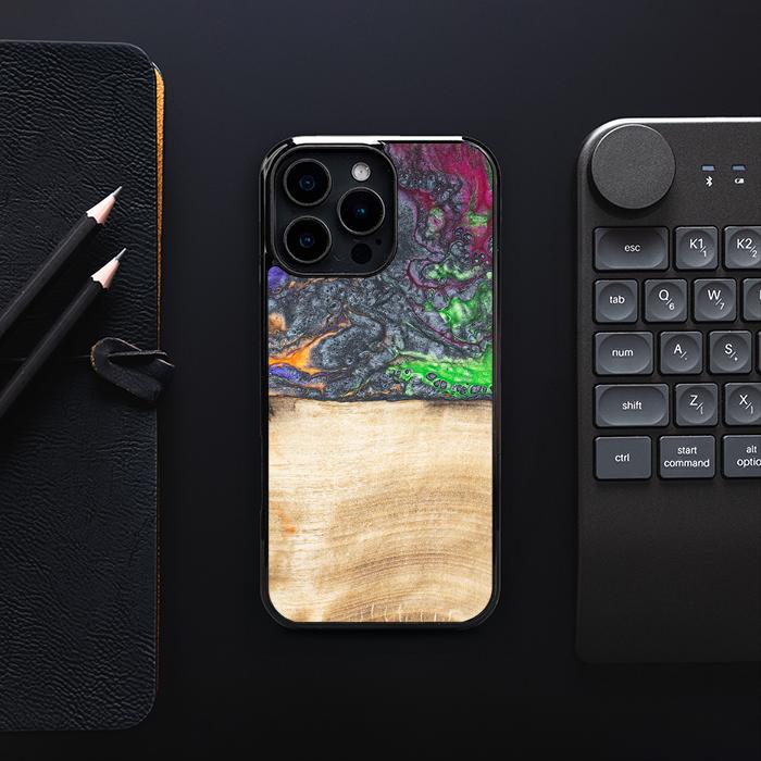 iPhone 16 Pro Max Handyhülle aus Harz und Holz - Synergy#F2