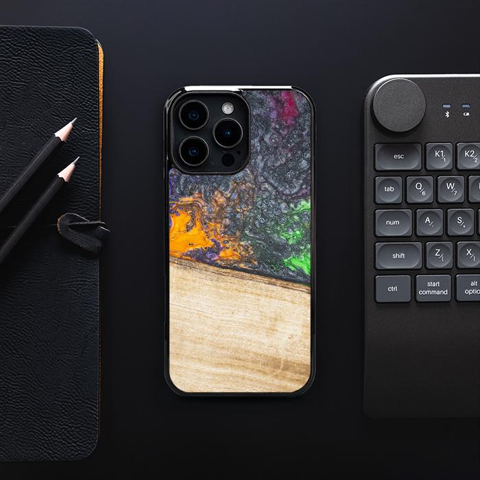 iPhone 16 Pro Max Handyhülle aus Harz und Holz - Synergy#F20
