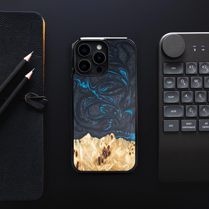 iPhone 16 Pro Max Handyhülle aus Harz und Holz - Synergy#F21