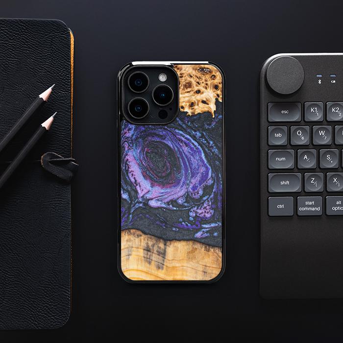 iPhone 16 Pro Max Handyhülle aus Harz und Holz - Synergy#F24