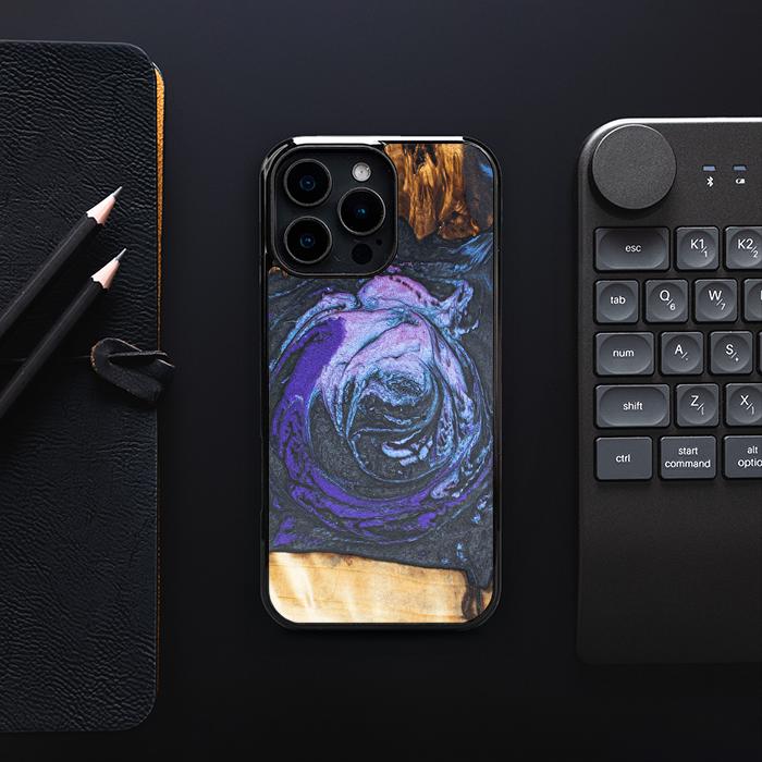 iPhone 16 Pro Max Handyhülle aus Harz und Holz - Synergy#F34