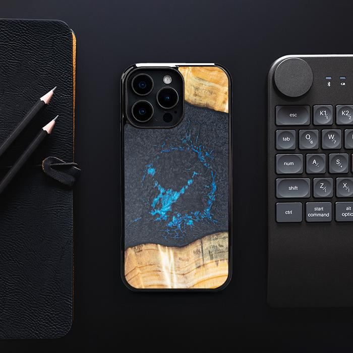 iPhone 16 Pro Max Handyhülle aus Harz und Holz - Synergy#F35