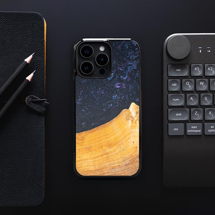 iPhone 16 Pro Max Handyhülle aus Harz und Holz - Synergy#F37