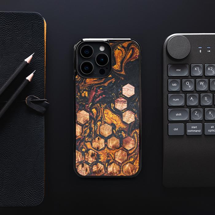 iPhone 16 Pro Max Handyhülle aus Harz und Holz - Synergy#F38
