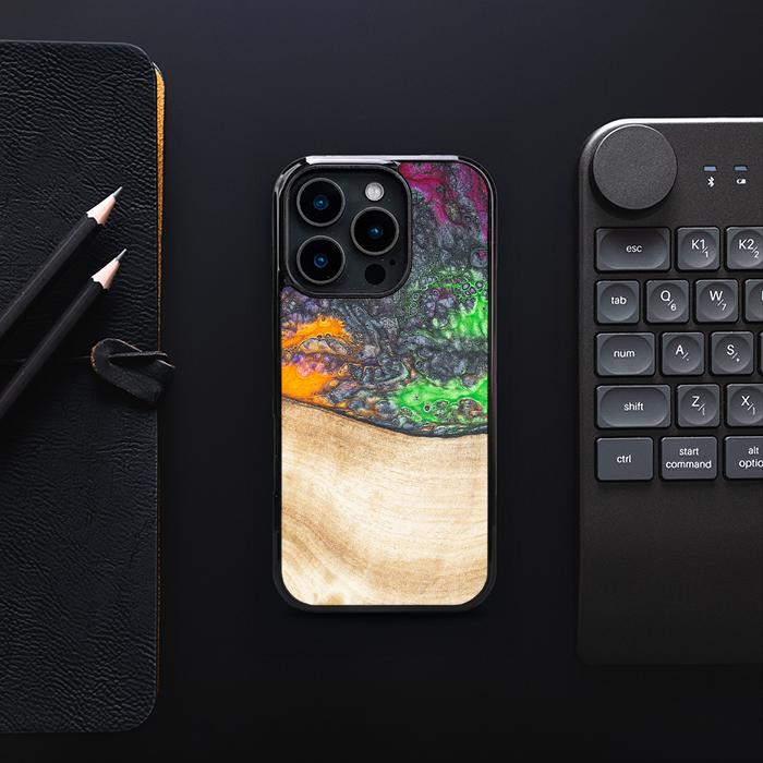 iPhone 16 Pro Handyhülle aus Harz und Holz - Synergy#F1