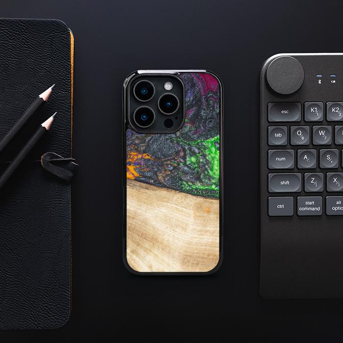 iPhone 16 Pro Handyhülle aus Harz und Holz - Synergy#F10