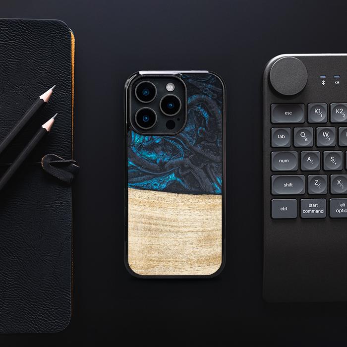 iPhone 16 Pro Handyhülle aus Harz und Holz - Synergy#F13