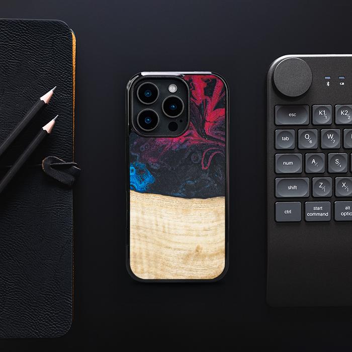 iPhone 16 Pro Handyhülle aus Harz und Holz - Synergy#F14