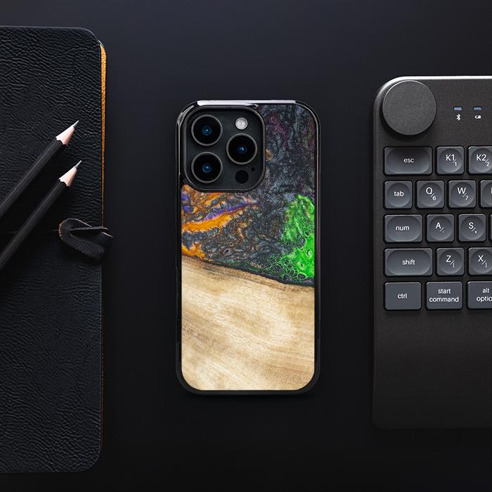 iPhone 16 Pro Handyhülle aus Harz und Holz - Synergy#F15