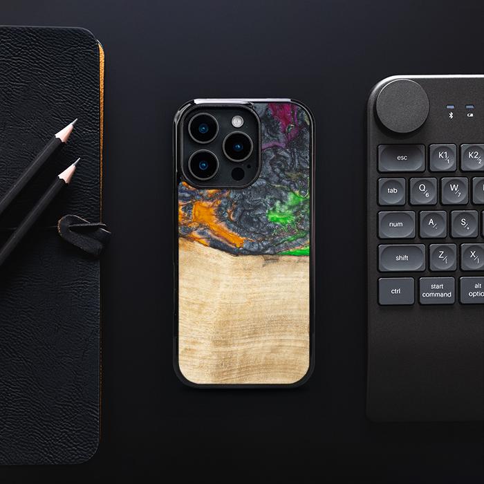 iPhone 16 Pro Handyhülle aus Harz und Holz - Synergy#F16