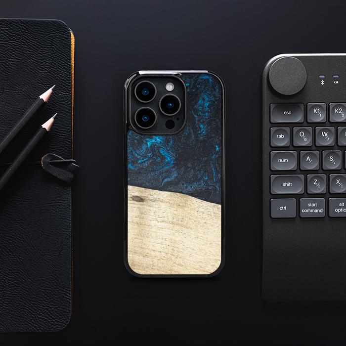 iPhone 16 Pro Handyhülle aus Harz und Holz - Synergy#F17