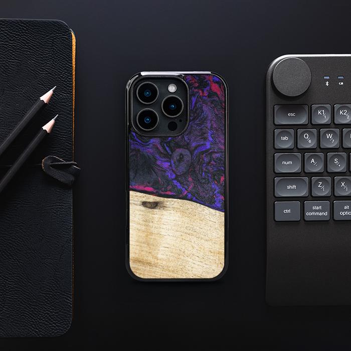 iPhone 16 Pro Handyhülle aus Harz und Holz - Synergy#F18