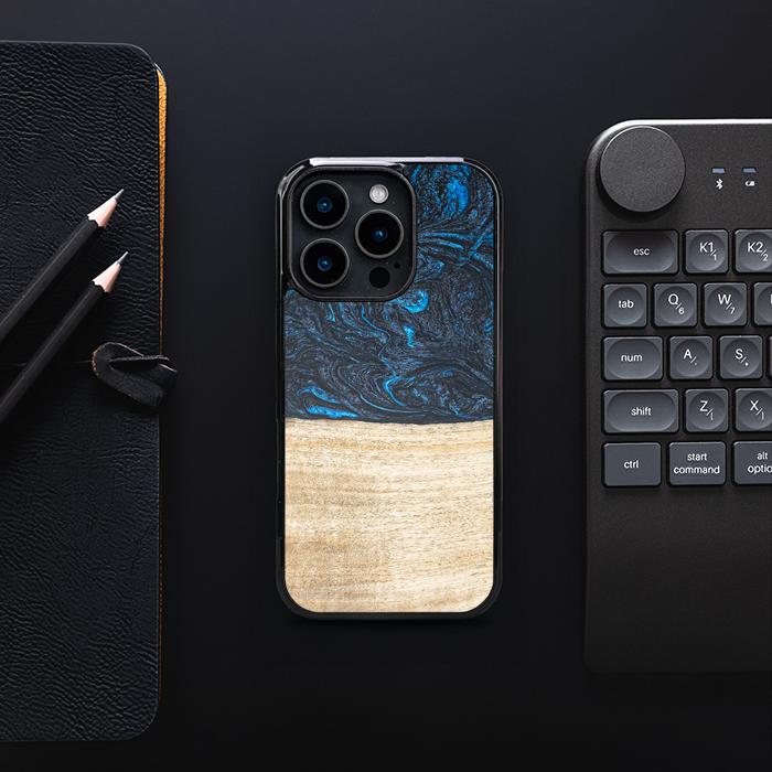 iPhone 16 Pro Handyhülle aus Harz und Holz - Synergy#F19