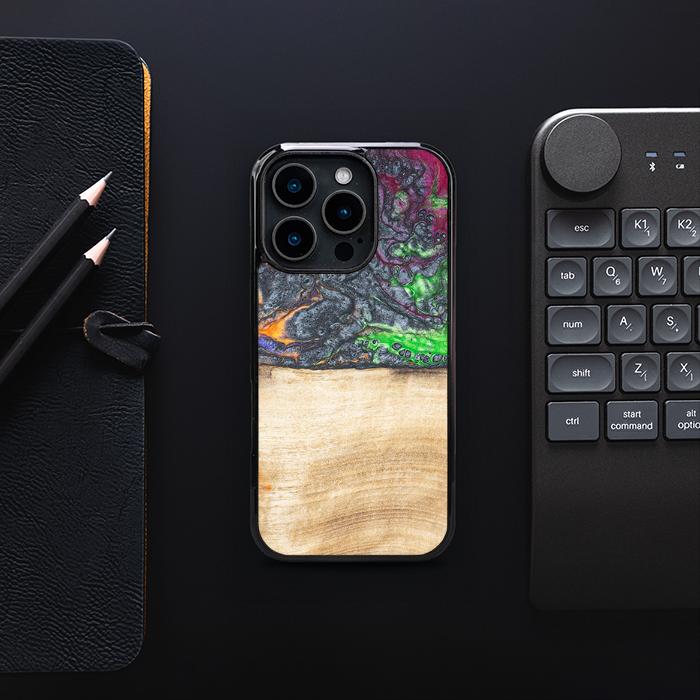iPhone 16 Pro Handyhülle aus Harz und Holz - Synergy#F2