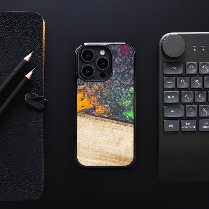 iPhone 16 Pro Handyhülle aus Harz und Holz - Synergy#F20