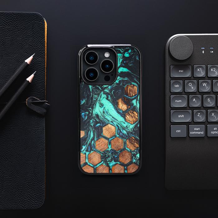 iPhone 16 Pro Handyhülle aus Harz und Holz - Synergy#F23