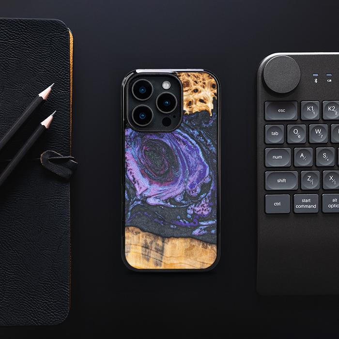 iPhone 16 Pro Handyhülle aus Harz und Holz - Synergy#F24