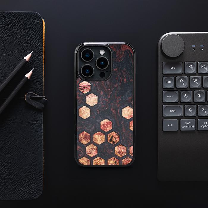 iPhone 16 Pro Handyhülle aus Harz und Holz - Synergy#F27