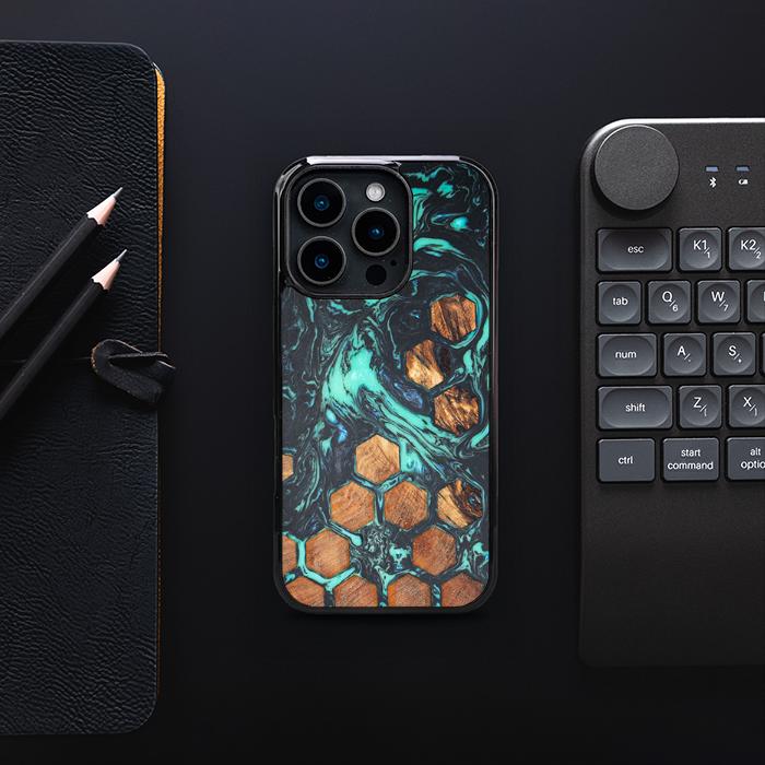 iPhone 16 Pro Handyhülle aus Harz und Holz - Synergy#F28