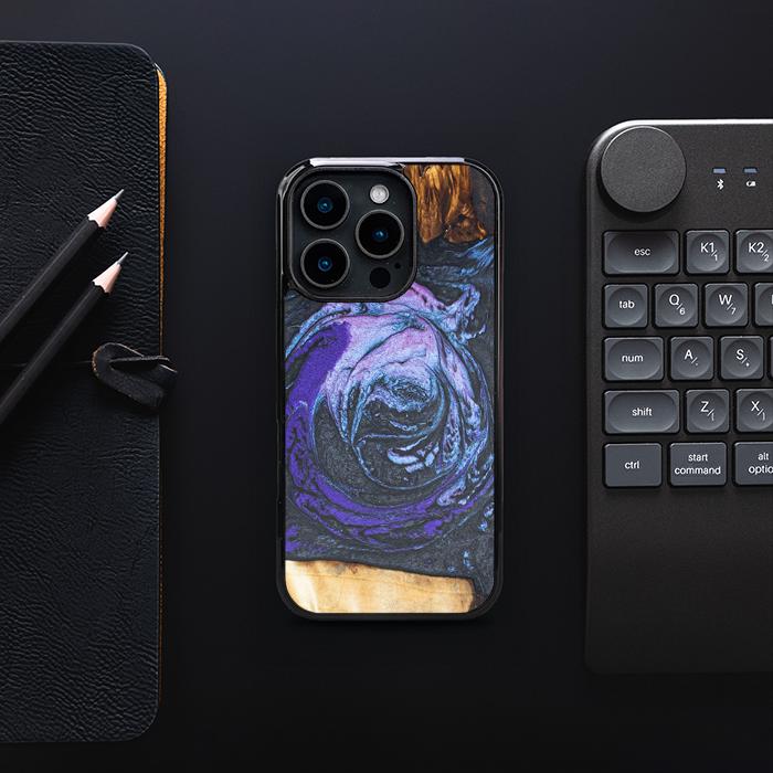 iPhone 16 Pro Handyhülle aus Harz und Holz - Synergy#F34