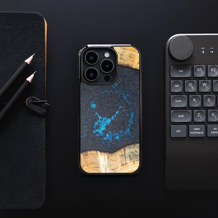 iPhone 16 Pro Handyhülle aus Harz und Holz - Synergy#F35