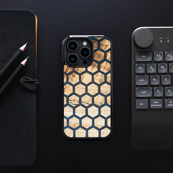 iPhone 16 Pro Handyhülle aus Harz und Holz - Synergy#F36