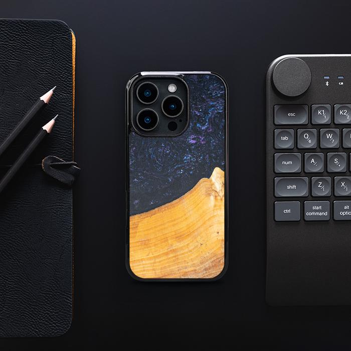 iPhone 16 Pro Handyhülle aus Harz und Holz - Synergy#F37