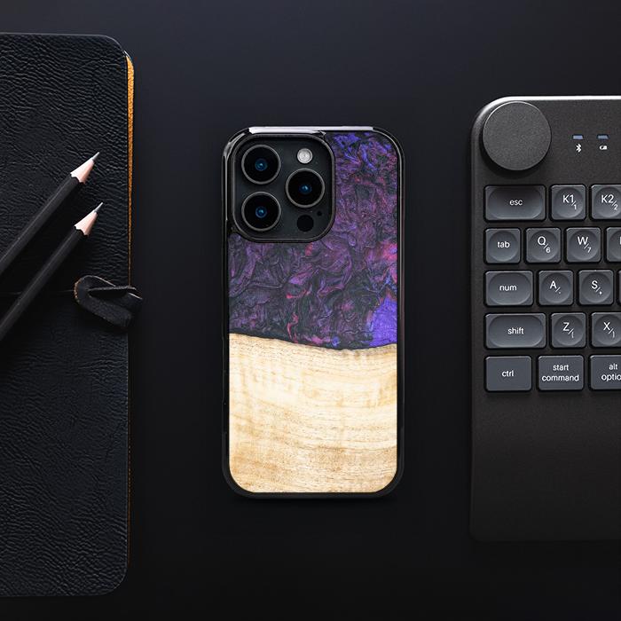 iPhone 16 Pro Handyhülle aus Harz und Holz - Synergy#F4