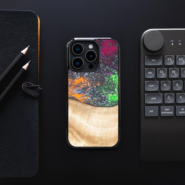 iPhone 16 Pro Handyhülle aus Harz und Holz - Synergy#F6