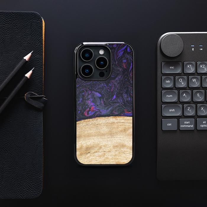 iPhone 16 Pro Handyhülle aus Harz und Holz - Synergy#F7