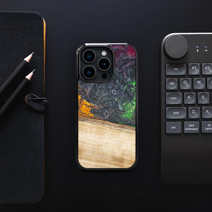 iPhone 16 Pro Handyhülle aus Harz und Holz - Synergy#F8