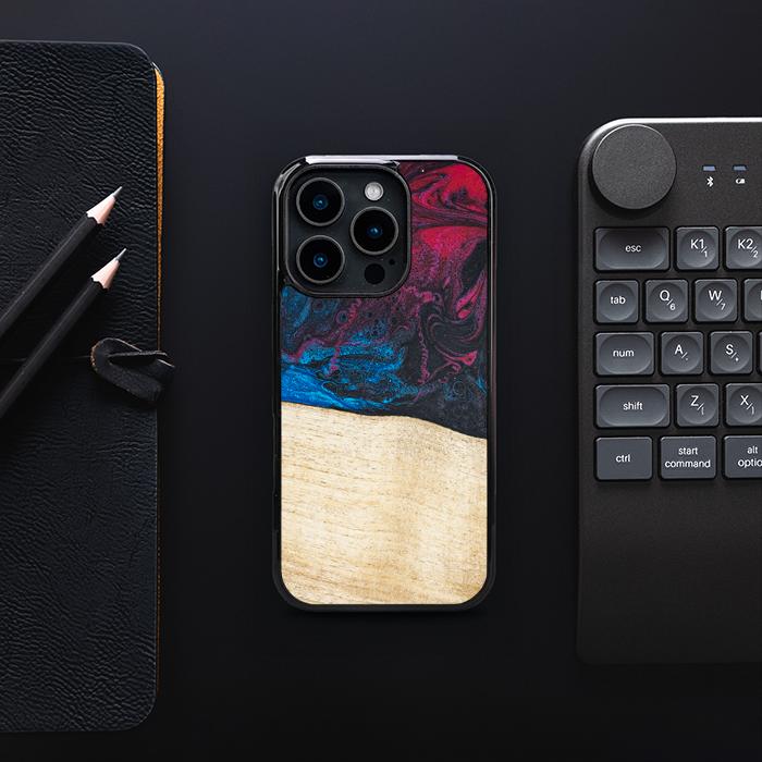 iPhone 16 Pro Handyhülle aus Harz und Holz - Synergy#F9