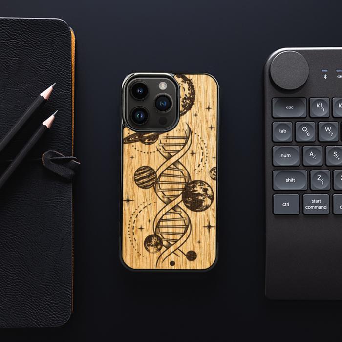 iPhone 16 Pro Handyhülle aus Holz - Space DNA (Eiche)