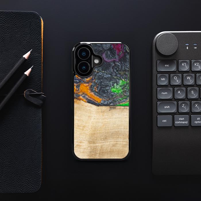 iPhone 16 Handyhülle aus Harz und Holz - Synergy#F16