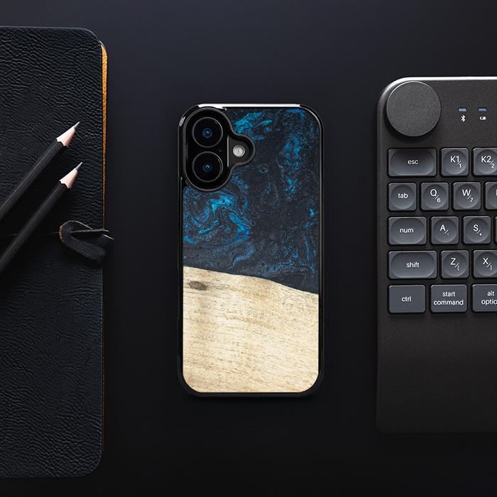 iPhone 16 Handyhülle aus Harz und Holz - Synergy#F17