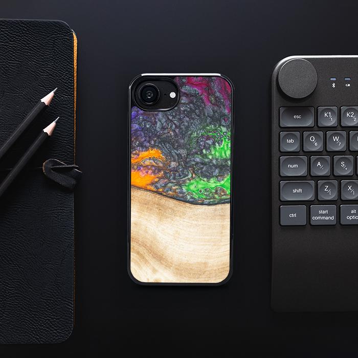 iPhone 16e Handyhülle aus Harz und Holz - Synergy#F1