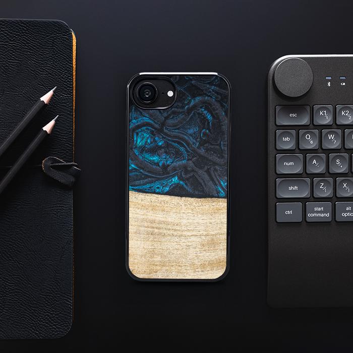 iPhone 16e Handyhülle aus Harz und Holz - Synergy#F13
