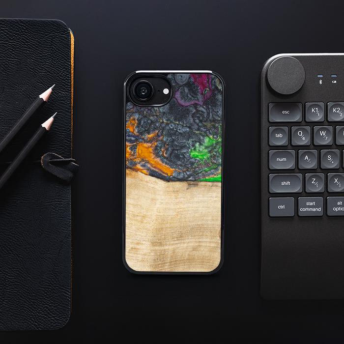 iPhone 16e Handyhülle aus Harz und Holz - Synergy#F16