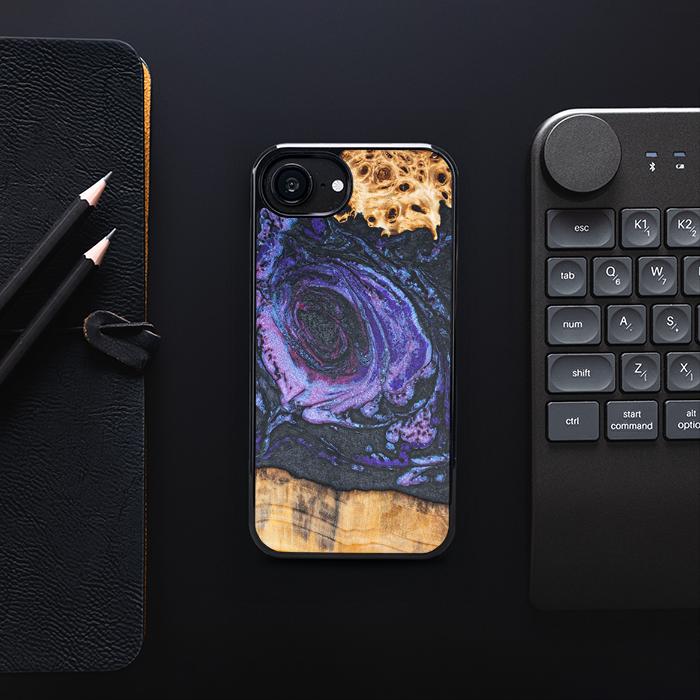 iPhone 16e Handyhülle aus Harz und Holz - Synergy#F24