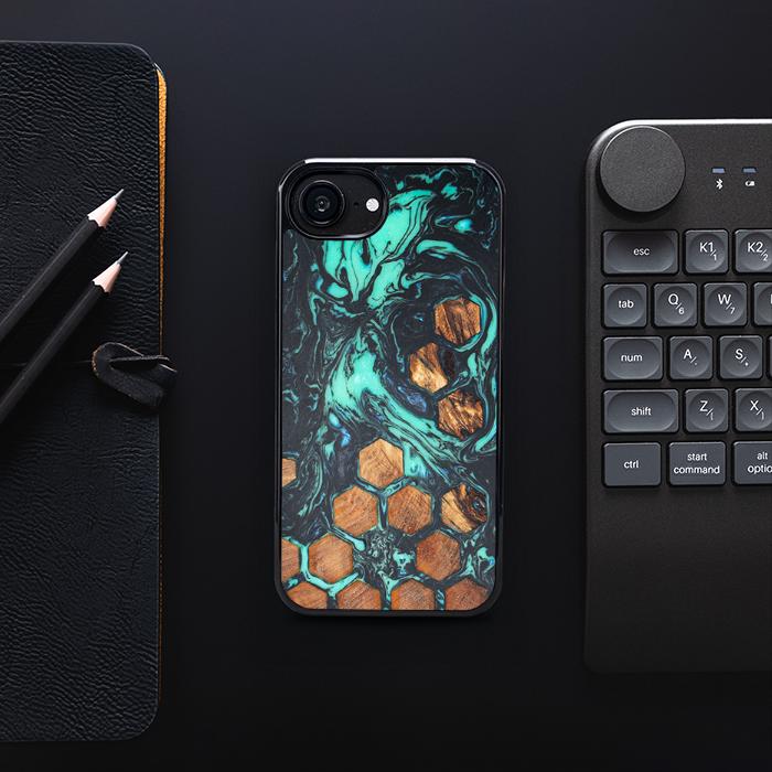 iPhone 16e Handyhülle aus Harz und Holz - Synergy#F28