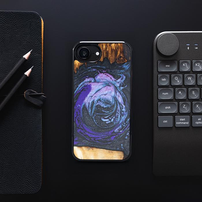 iPhone 16e Handyhülle aus Harz und Holz - Synergy#F34