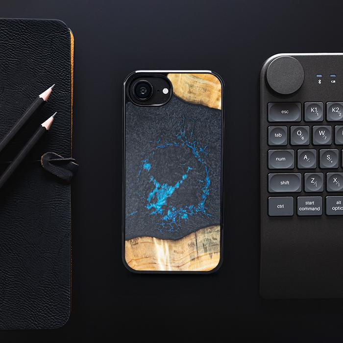 iPhone 16e Handyhülle aus Harz und Holz - Synergy#F35