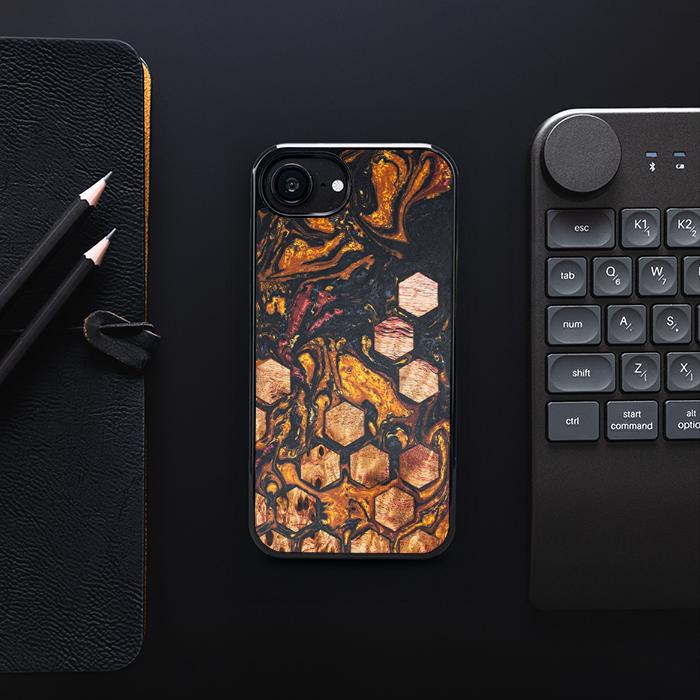iPhone 16e Handyhülle aus Harz und Holz - Synergy#F38