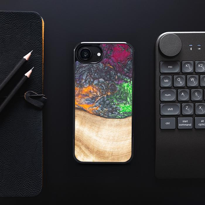 iPhone 16e Handyhülle aus Harz und Holz - Synergy#F6