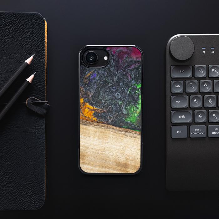 iPhone 16e Handyhülle aus Harz und Holz - Synergy#F8