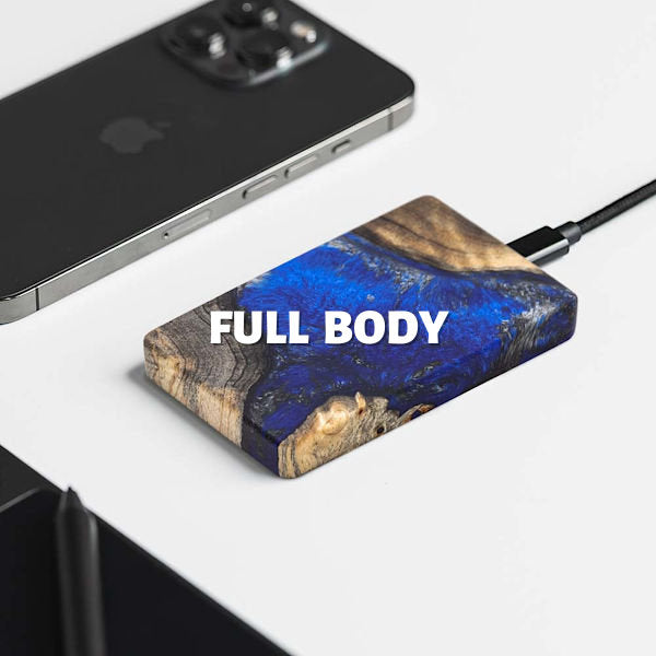 A full body Handy-Ladegerät aus dunkelblauem Kunstharz und Holz.