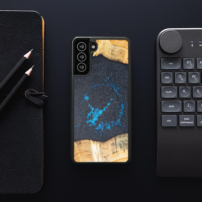 Samsung Galaxy S21 FE Handyhülle aus Harz und Holz - Synergy#F35