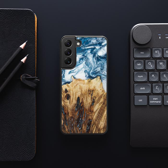 Samsung Galaxy S22 Handyhülle aus Harz und Holz - Synergy#E23