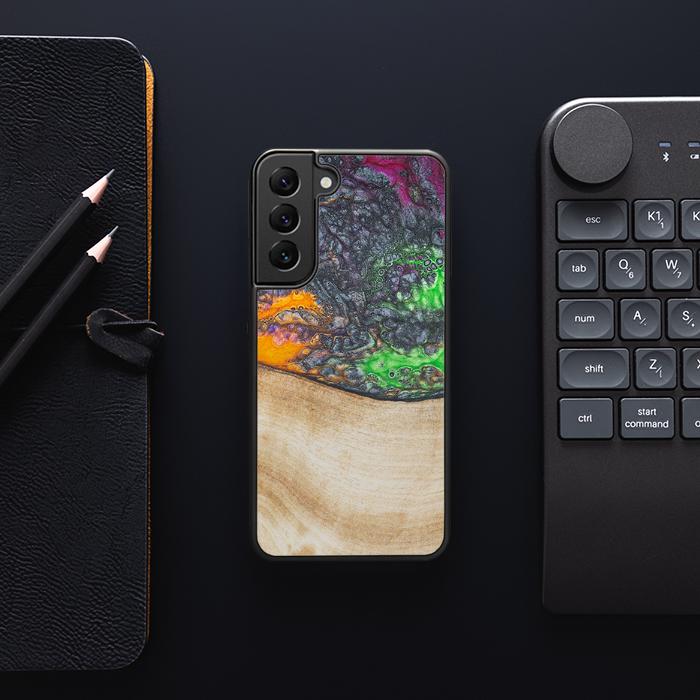 Samsung Galaxy S22 Handyhülle aus Harz und Holz - Synergy#F1