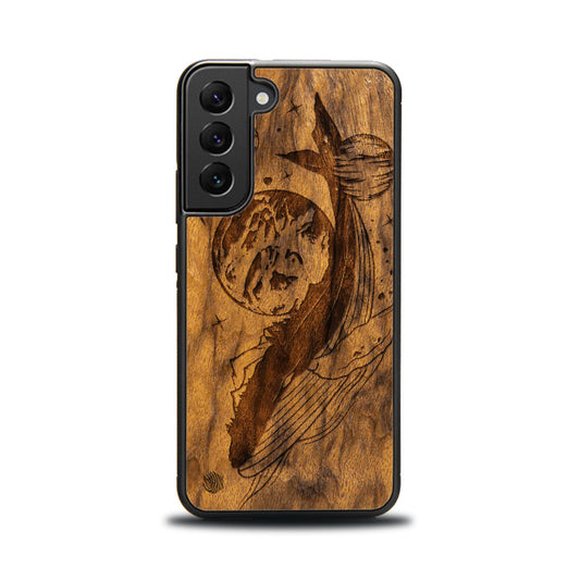 Samsung Galaxy S22 Handyhülle aus Holz – Kosmischer Wal